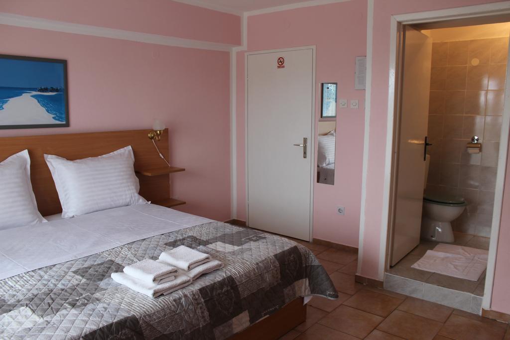 Pansion Begic Hotel Omis Ruang foto
