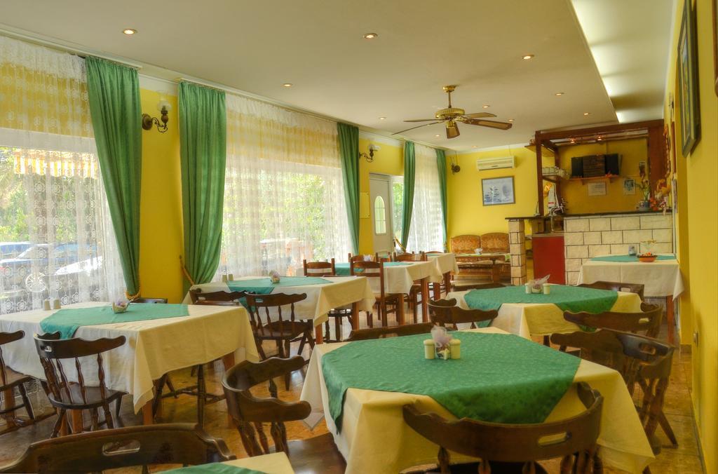 Pansion Begic Hotel Omis Bagian luar foto
