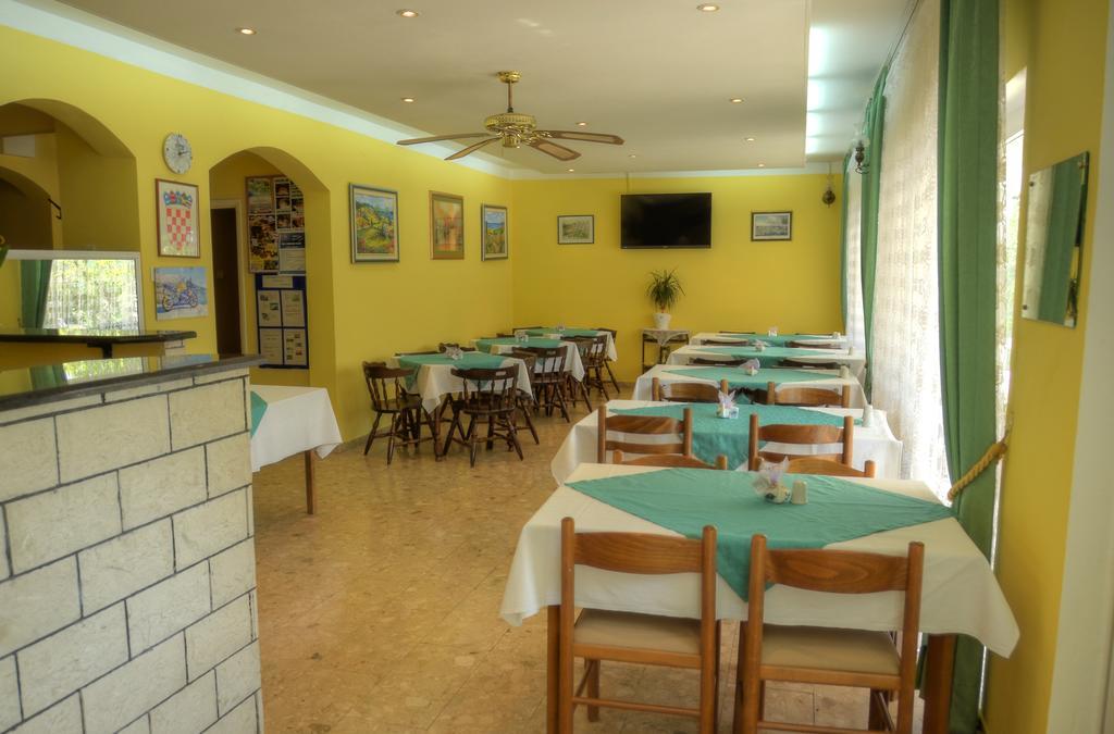 Pansion Begic Hotel Omis Bagian luar foto
