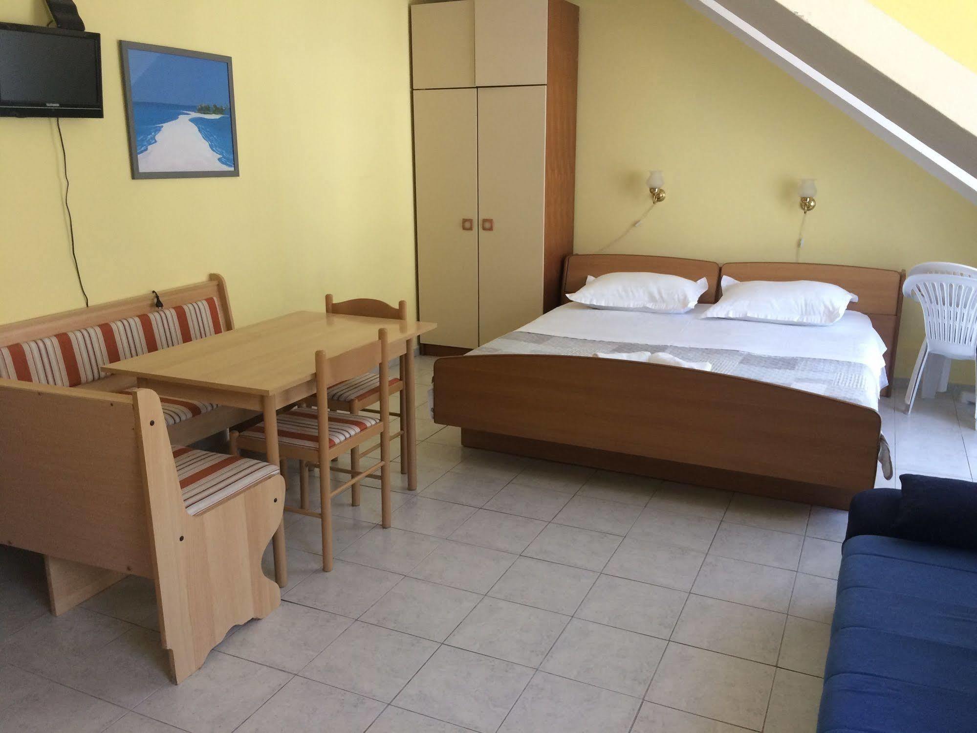 Pansion Begic Hotel Omis Bagian luar foto